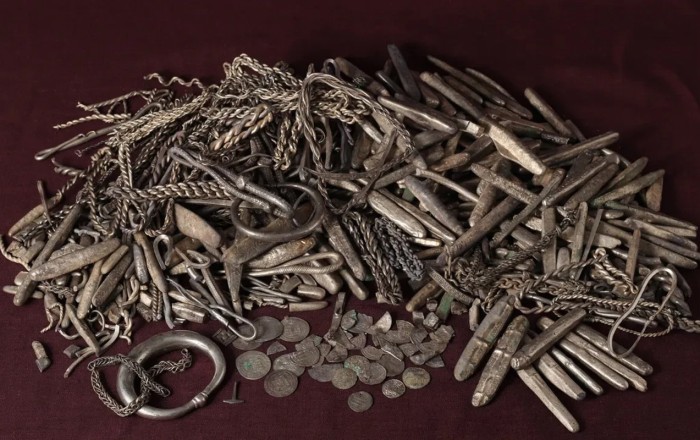 Həyətində terras tikirdi - 1100 illik vikinq xəzinəsi tapdı