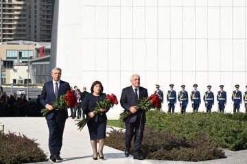 Əli Əsədov, Sahibə Qafarova və Samir Nuriyev Zəfər parkında - Fotolar