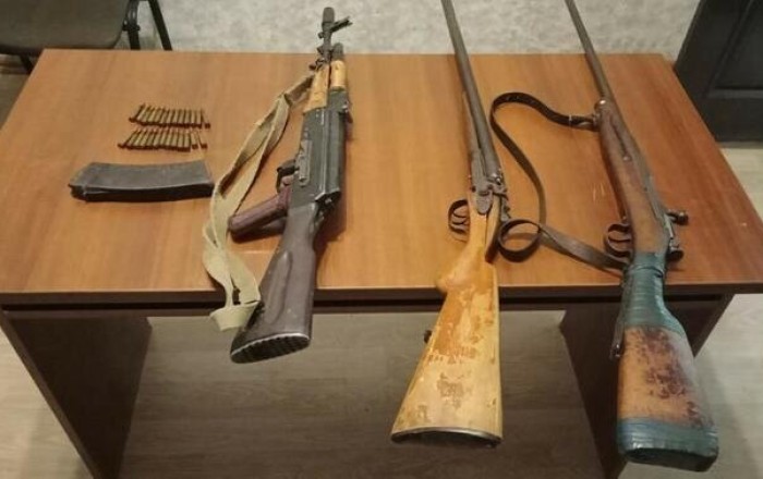 Polislər 2 avtomat, 7 tüfəng aşkarladılar