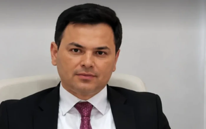 40 ilin həkimini işdən çıxarmışdı - Özü vəzifədən azad edildi - VİDEO