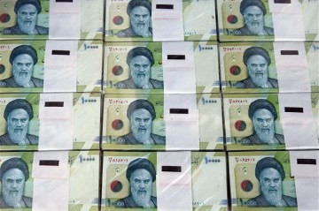 В Иране мужчина обменял несколько килограммов риалов на $300 — ВИДЕО