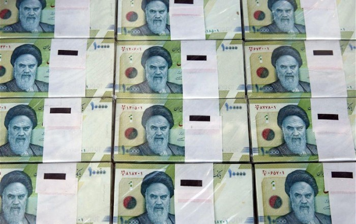 В Иране мужчина обменял несколько килограммов риалов на $300 — ВИДЕО