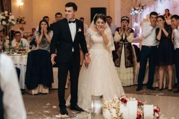 Toyda bəy əsəbləşərək tortu yerə çırpdı –