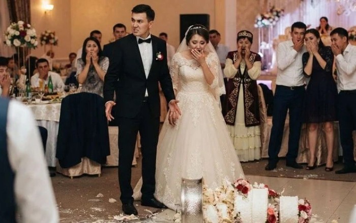 Toyda bəy əsəbləşərək tortu yerə çırpdı –