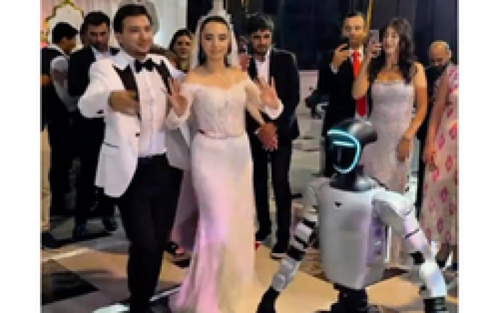 Toyda bu dəfə robot qol qaldırıb oynadı -
