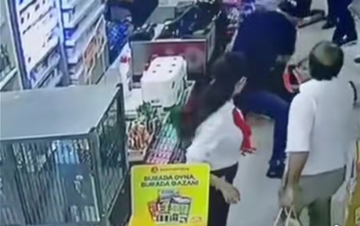 В Баку расследуют избиение женщины на глазах у ребёнка с аутизмом — ВИДЕО