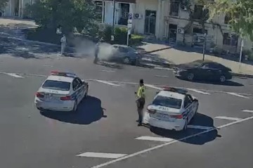 Yol polisi yanan avtomobili belə söndürdü - Video