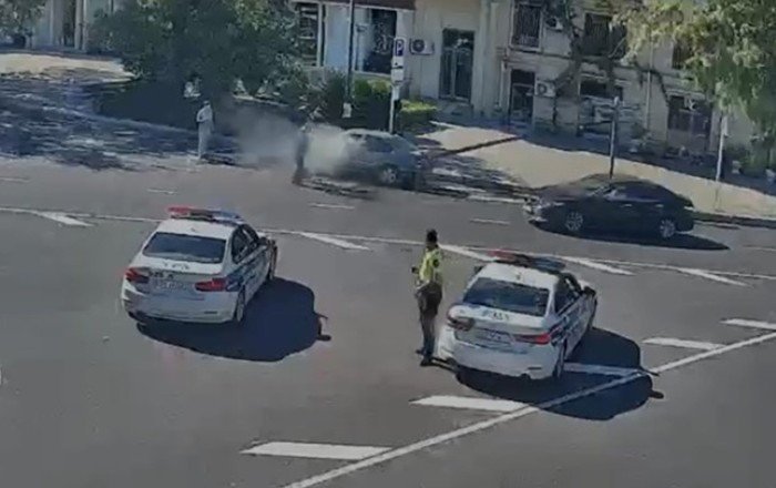 Yol polisi yanan avtomobili belə söndürdü - Video