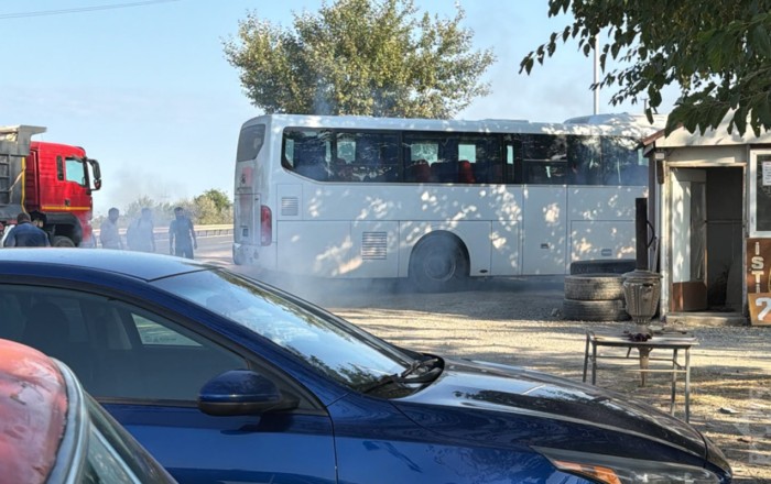 Bakıya gələn avtobusun təkəri yandı - Sərnişinlər yolda qaldı-Foto