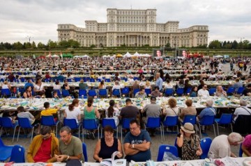 WP: в Румынии установили мировой рекорд по длине стола из вторсырья