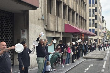 Boş boşqablarla etiraz aksiyası keçirdilər