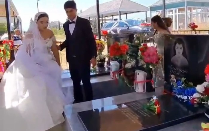 Toy günü faciəvi şəkildə ölən ailə üzvlərinin məzarını ziyarət etdi - VİDEO