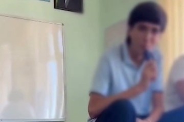 Məktəbdə elektron siqaret çəkən şagirdlərlə bağlı