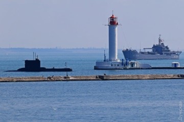 Russia struck two cargo ships heading to Odesa