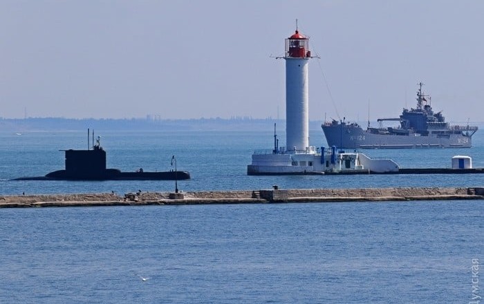 Russia struck two cargo ships heading to Odesa