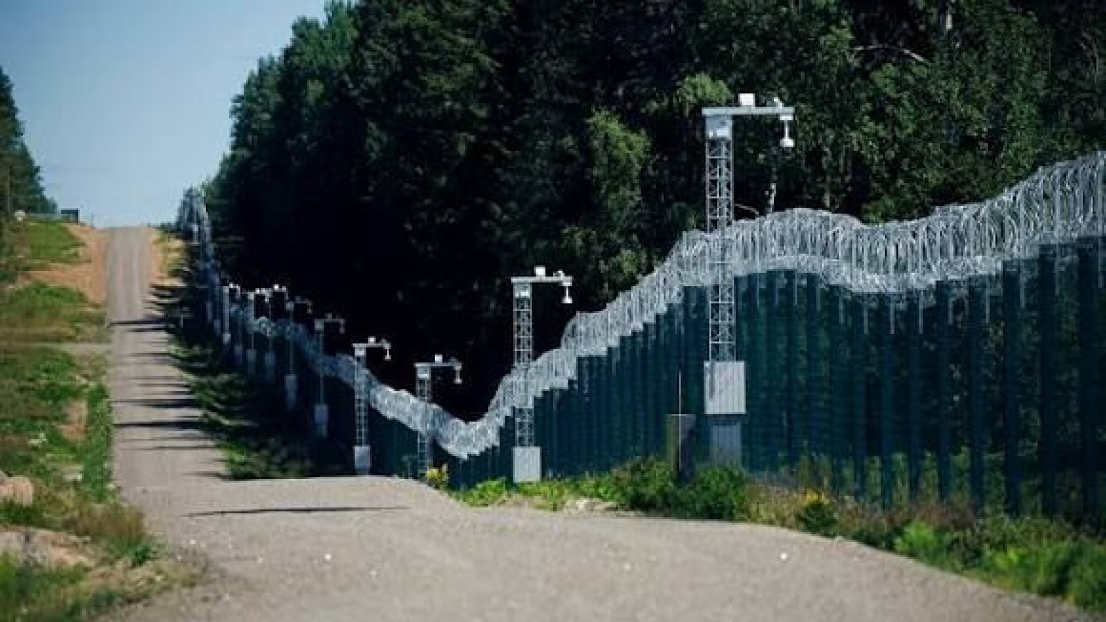 Финляндия достроила 200-километровую стену на границе с Россией
