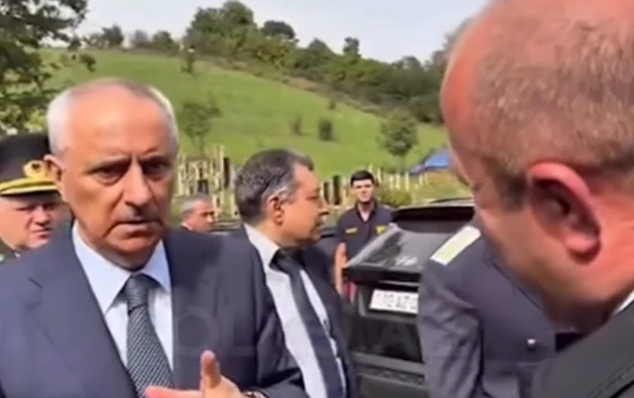 İcra başçısı məmuru qəbiristanlıqda danladı: "Camaatın ağzından vurmayın" - VİDEO