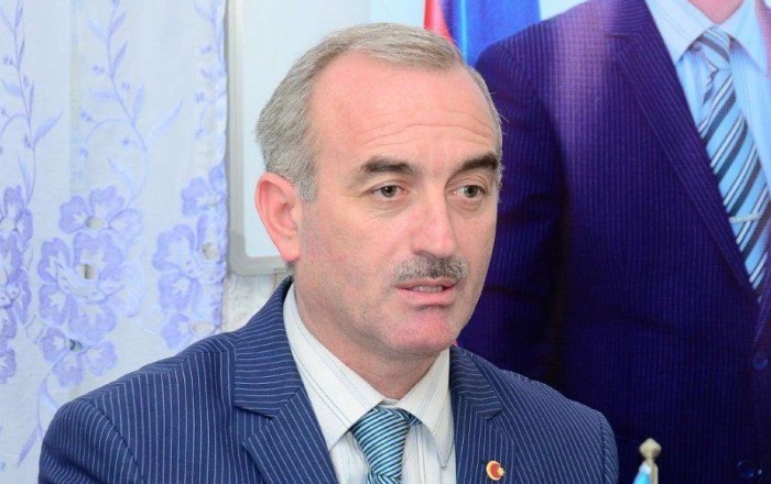 Tanınmış vəkil: “Yarım saatdır "Sahil" stansiyasından "İçərişəhər" stansiyası arasındakı tuneldə qalmışıq”