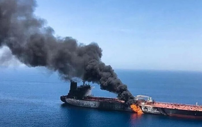 Hörmüzdə tanker naməlum mərmi ilə vuruldu