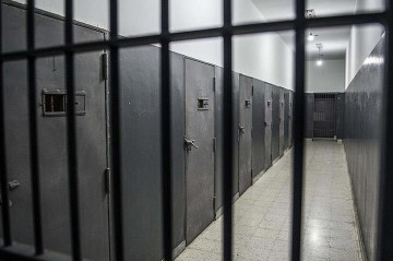 First wave of 700 prisoners released early in UK