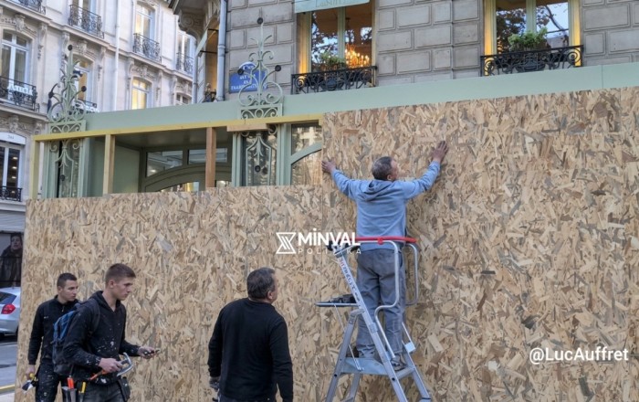 Parisdə mağazalar etirazçılardan belə qorunur -