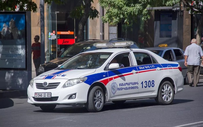Ermənistanda iki polis güllələndi