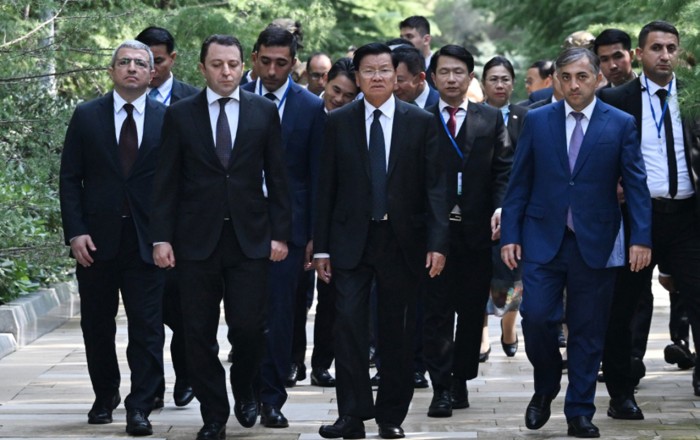 Laos Prezidenti Fəxri xiyabanda - Fotolar