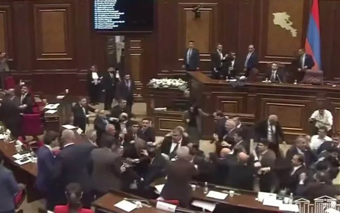 Erməni deputatlar yenə dalaşdı - Video