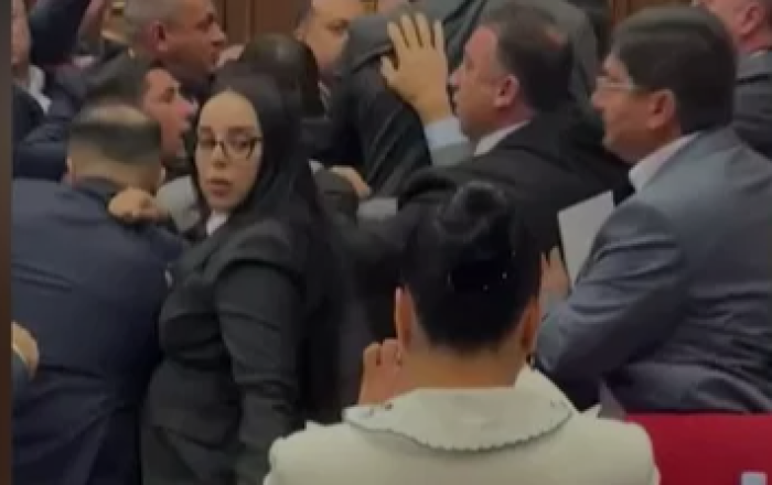 Ermənistan parlamentində iqtidarla müxalifət deputatları arasında dava - VİDEO