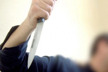 29 yaşlı gənc boğazından bıçaqlandı - Şübhəli atasıdır