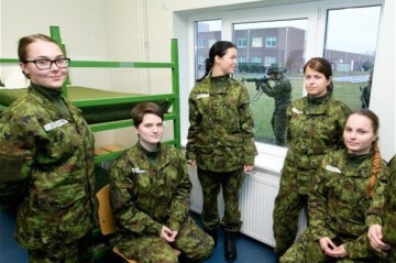 В Эстонии хотят ввести обязательный призыв женщин в армию