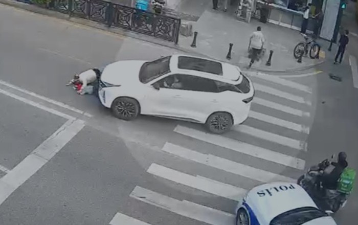 Piyada keçidində maşınla ana ilə uşağının üstündən keçdi -