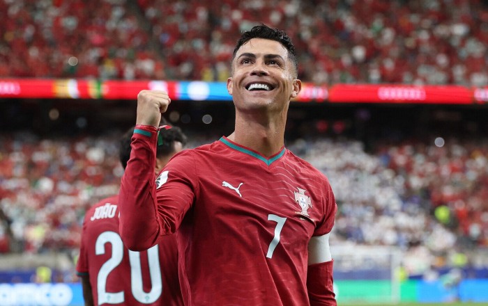 Ronaldo Himalay dağlarından gətirilmiş su içirmiş -