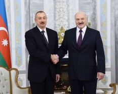 Lukaşenko Paşinyana işarə edərək Əliyevə nə dedi?