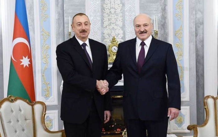 Lukaşenko Paşinyana işarə edərək Əliyevə nə dedi?