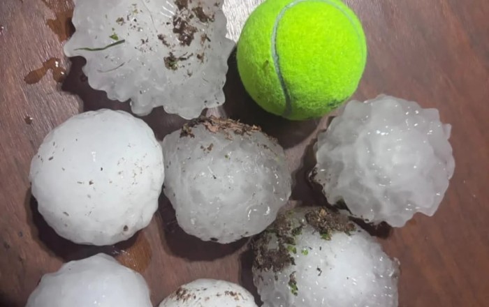 Paraqvayda tennis topu boyda dolu yağdı -