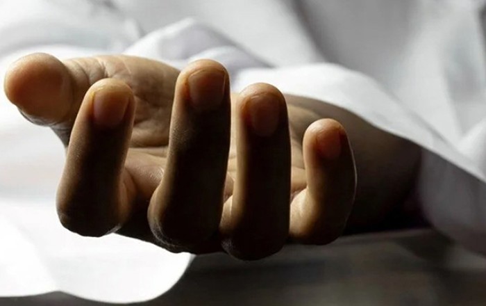 Yıxılıb xəsarət aldı, xəstəxanaya aparılarkən öldü