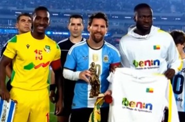 “Neftçi”nin futbolçusu Messiyə hədiyyə verdi - Video