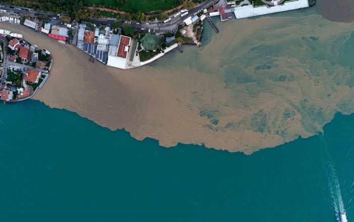 İstanbul boğazının rəngi dəyişdi –