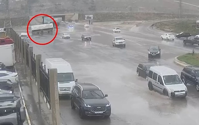 Bakıda marşrut avtobusu belə aşdı -