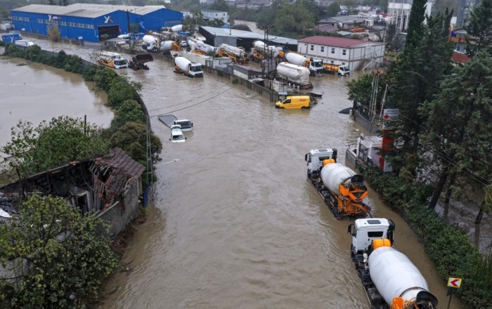 İstanbulda leysan davam edir, 2 nəfər öldü - Video