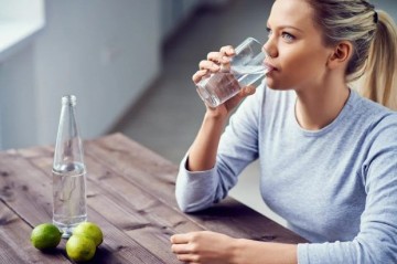 Ayaq üstə su içmək ürəyə zərərdir?