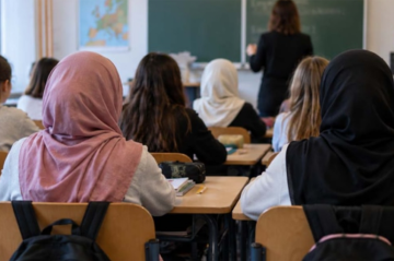 Türkiyə məktəblərində başörtüsü qadağası var...