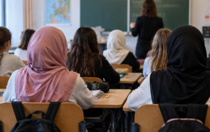 Türkiyə məktəblərində başörtüsü qadağası var...