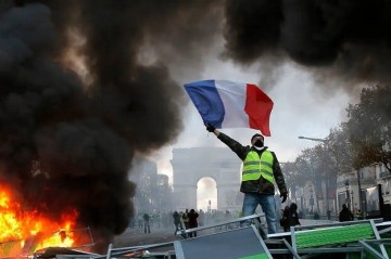 Clashes erupt between police and protesters in Lyon