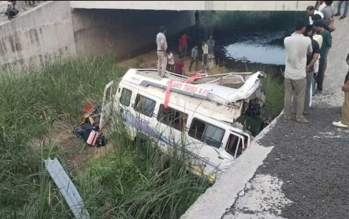 Hindistanda içində zəvvarların olduğu avtobus aşıb -