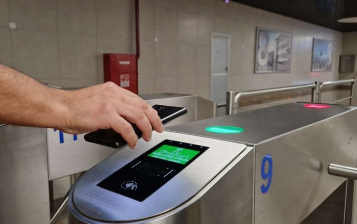 Metrodan istifadə edən sərnişinlər...