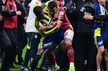 "Qalatasaray" - "Fənərbağça" matçından sonra meydanda dava düşdü - Video