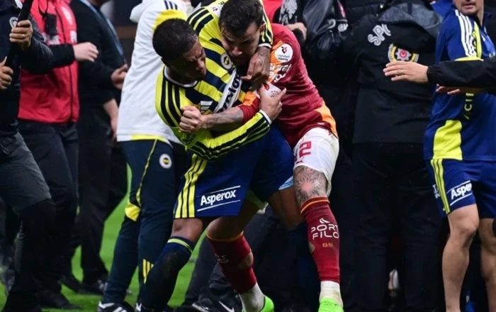 "Qalatasaray" - "Fənərbağça" matçından sonra meydanda dava düşdü - Video