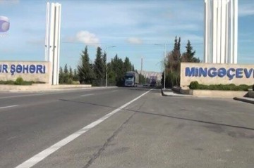 Mingəçevirdə dəhşətli hadisə: Ər arvadını bağçanın qarşısında bıçaqladı - Video